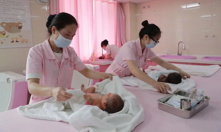中国全国性生育补贴：现金激励能否扭转人口危机？