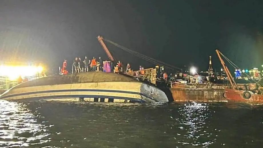 下龙湾观光船倾覆：数十人遇难，越南多年最严重海难