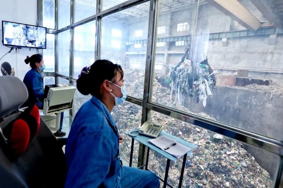 中国垃圾焚烧发电设施供过于求：政策、城市化与回收如何引发过剩危机