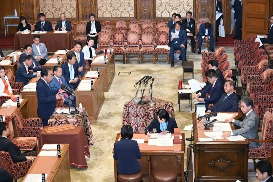 日本围绕战时历史的政治斗争：记忆、身份认同与国家灵魂之争