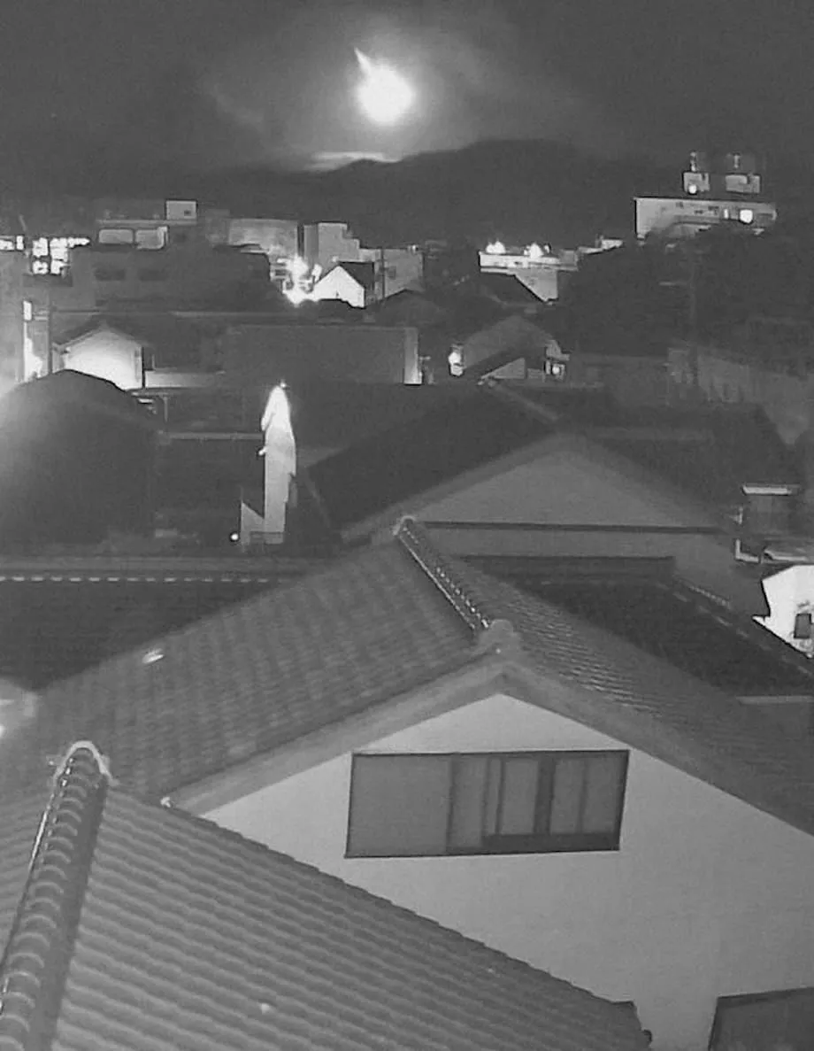 耀眼火流星照亮日本西部：科学、奇观与社交媒体热议