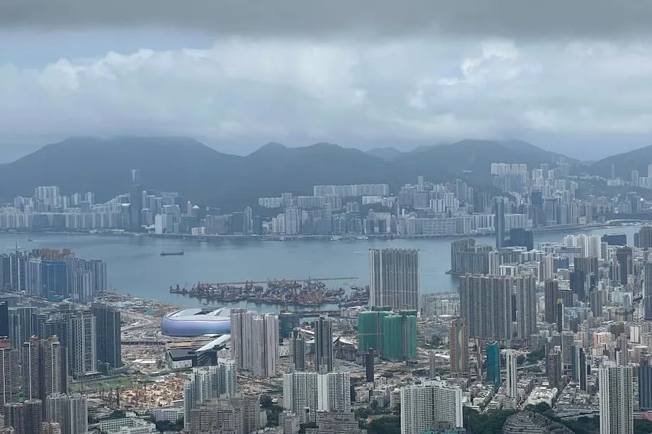 香港瓶装水丑闻：采购漏洞、公众不信任与改革呼声