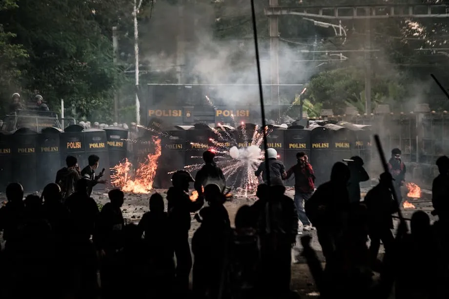 警车碾死外卖骑手后，印度尼西亚爆发抗议：民愤、暴力与改革诉求