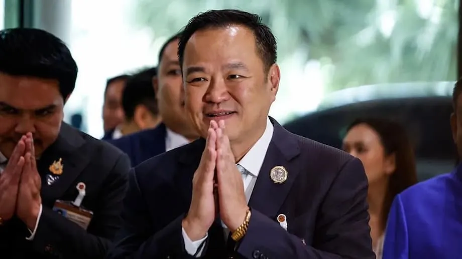 动荡之际，阿努廷·参威拉恭出任泰国总理，选举日期渐近
