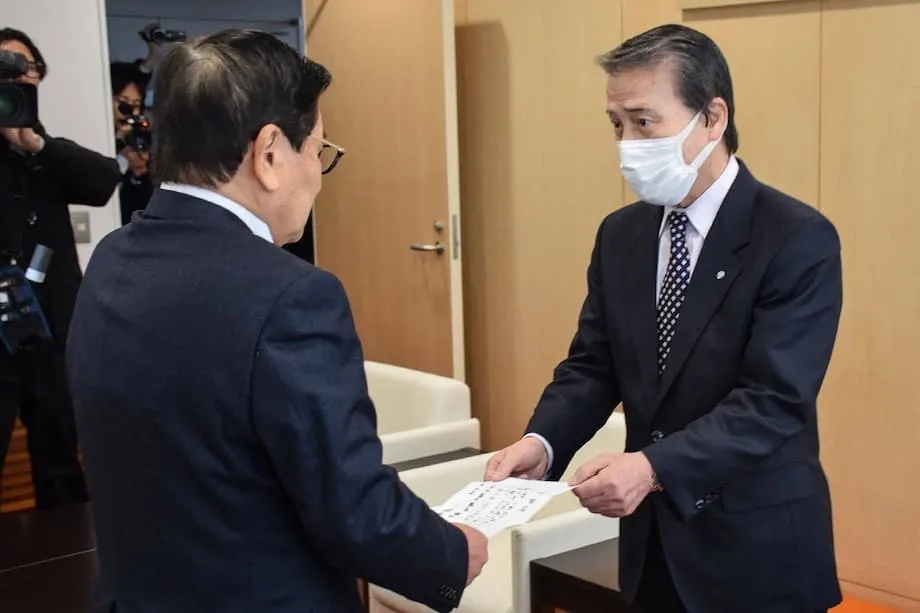 遭性骚扰指控的日本前市长当选议员，引发强烈反弹