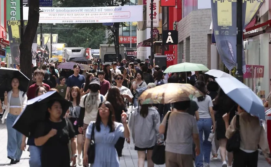 韩国计划对中国旅游团实行免签，引发公众强烈反对、健康担忧及更广泛的政治争论