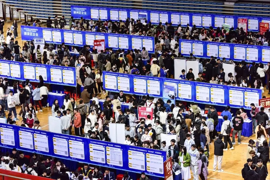 中国青年失业率升至两年来高位，应届毕业生人数创纪录，就业市场招聘疲软