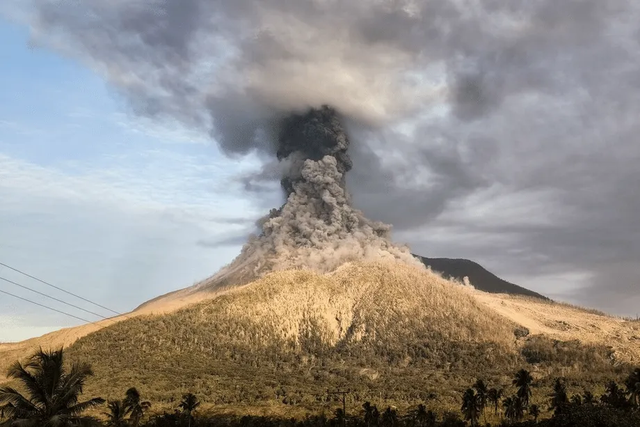 印尼莱沃托比-拉基拉基火山喷发，警戒级别升至最高