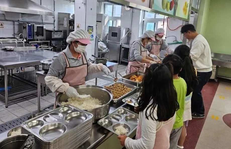 韩国走红网络的学校午餐，以及为此付出代价的女性
