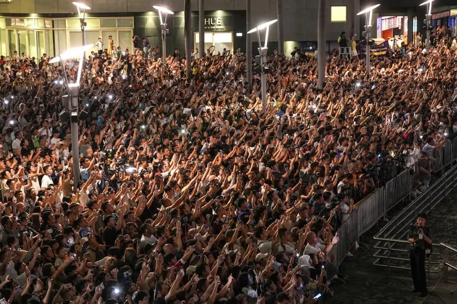 香港严阵以待迎接黄金周客流：边境客流达880万人次，维港烟花持续23分钟，全市加强交通服务