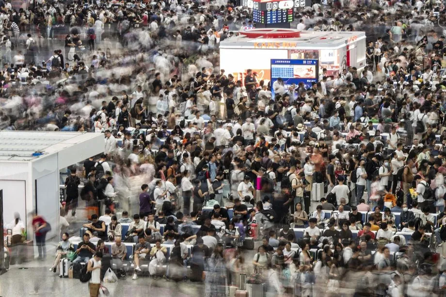 中国黄金周出游潮考验旅游安全，游客激增、消费模式转变