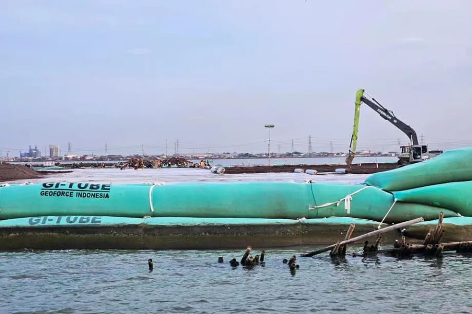 爪哇巨型海堤、因地制宜的防护措施，以及身处洪水与变迁之间的社区