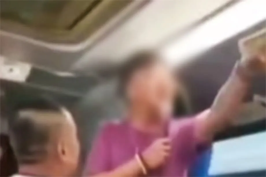 泰国中文导游强迫游客购物视频走红，引发调查并重燃“零团费”担忧