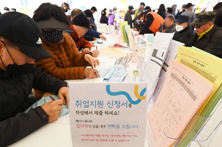 老年人转向低薪兼职护理工作,韩国工资差距创纪录