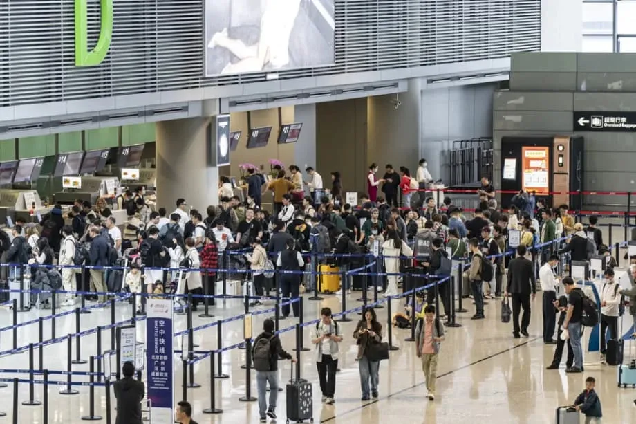 票价低廉令中国三大航空公司持续承压，尽管夏季利润有所回升