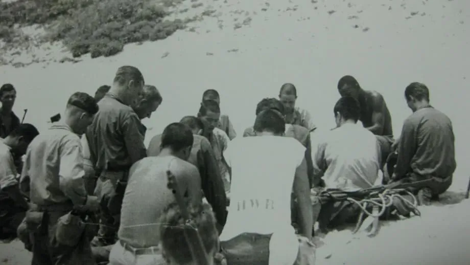 1945年阿嘉岛：美日士兵共享野餐并达成休战