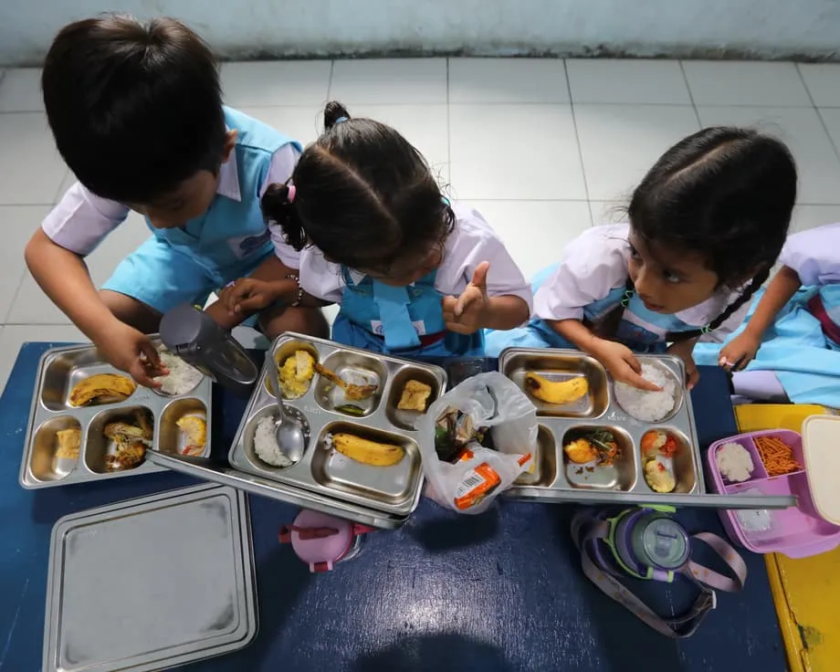 食物中毒事件激增，印尼免费学校供餐计划遭质疑