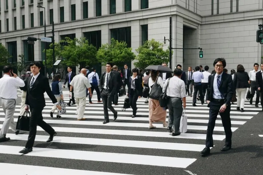 日本企业加速推行提前退休，应对劳动力老龄化与投资者压力