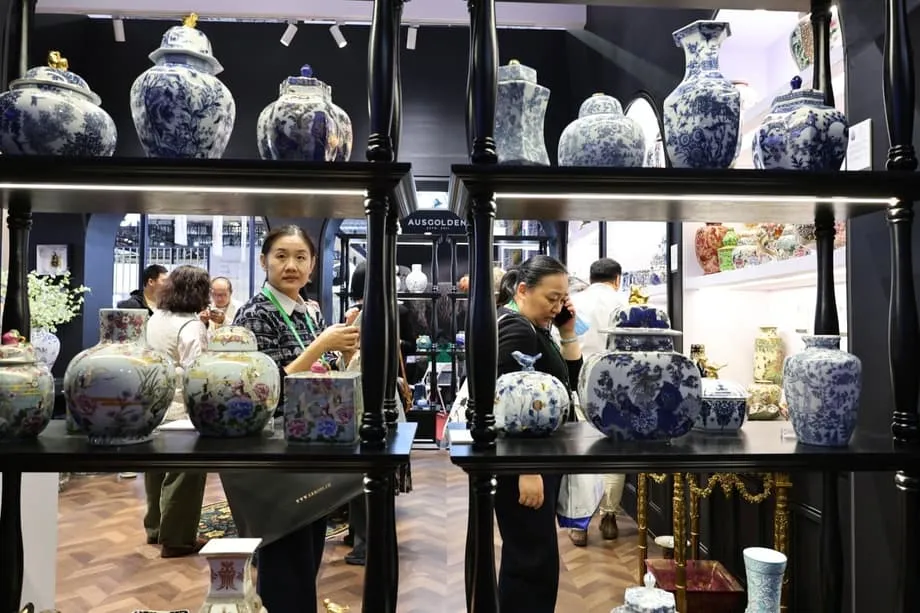 中国出台19项计划，推动服务、智能产品和银发经济消费增长