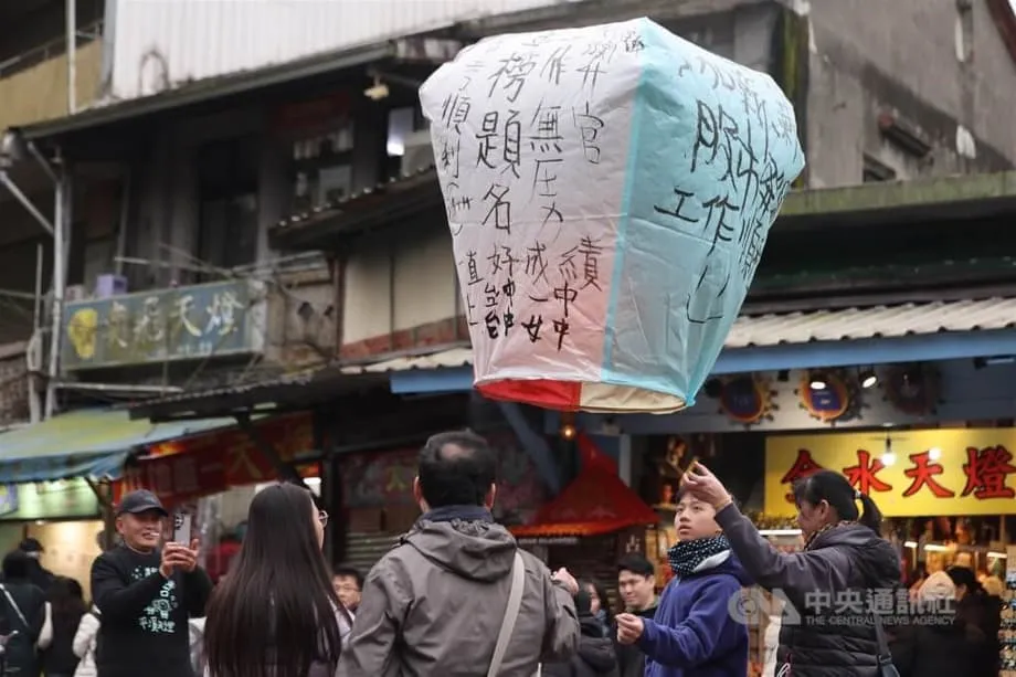 台湾铁路将在平溪线试行管控天灯施放