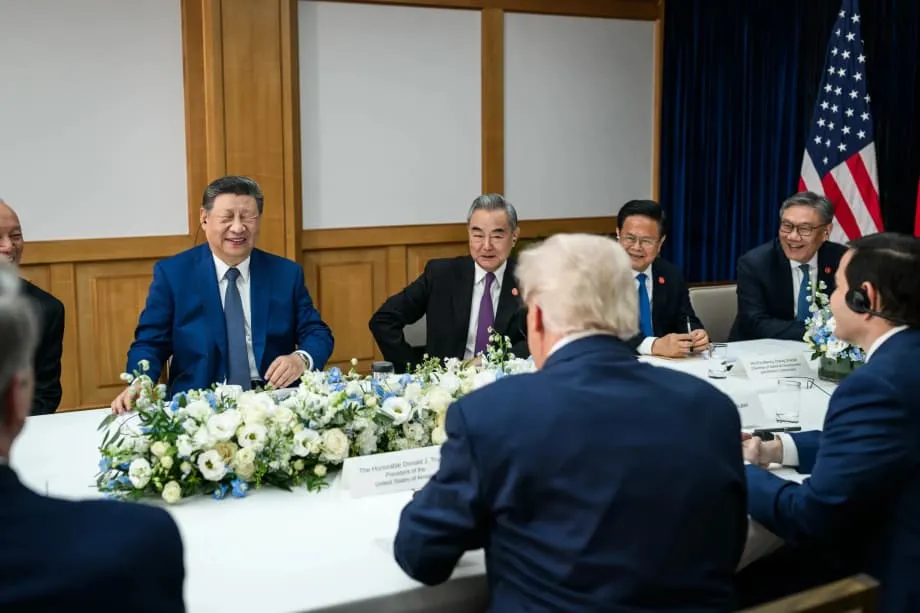 亚太经合组织峰会现场照片捕捉习近平笑容，凸显国际舞台与国内形象的落差