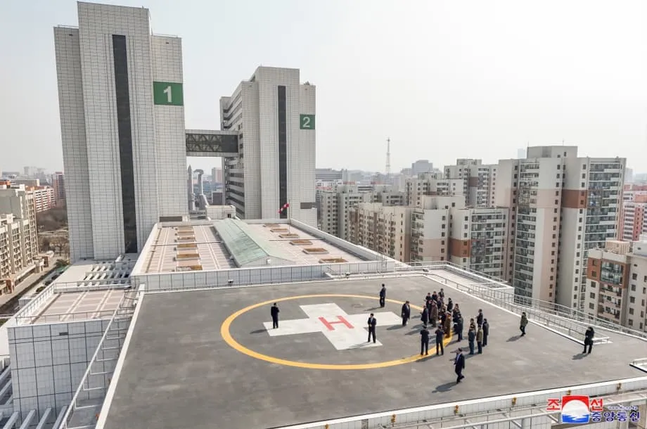 Kim Jong Un Visits the Newly Completed Pyongyang General Hospital ...