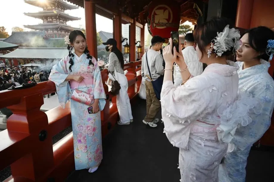 台海争端冲击旅行与商业，中国赴日航班削减幅度高达40%