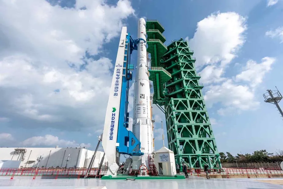 韩国首次由私营企业主导发射“世界”号火箭，13颗卫星进入轨道
