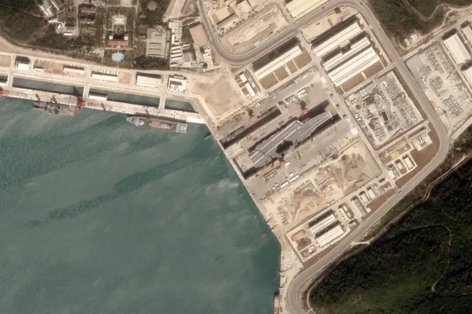 中国“山东舰”驶入新建干船坞，标志海军后勤保障迈出重要一步
