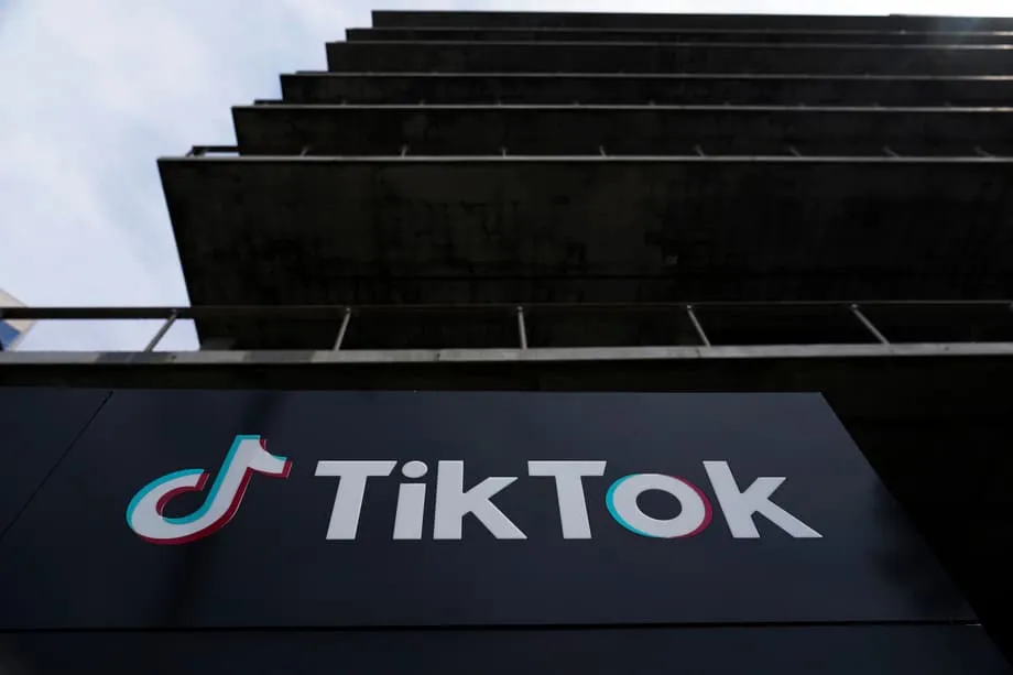 TikTok的美国梦变成噩梦：美国所有权下混乱首周，服务中断、审查指控与用户出走接踵而至