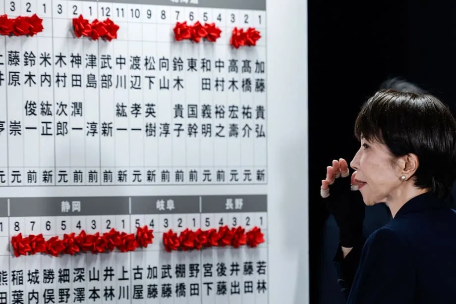 日本首位女首相在压倒性选举胜利中赢得历史性超多数席位