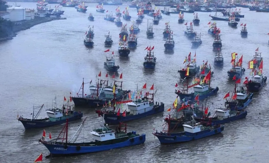 中日紧张局势升温，数千艘中国船只在日本附近海域组成海上屏障