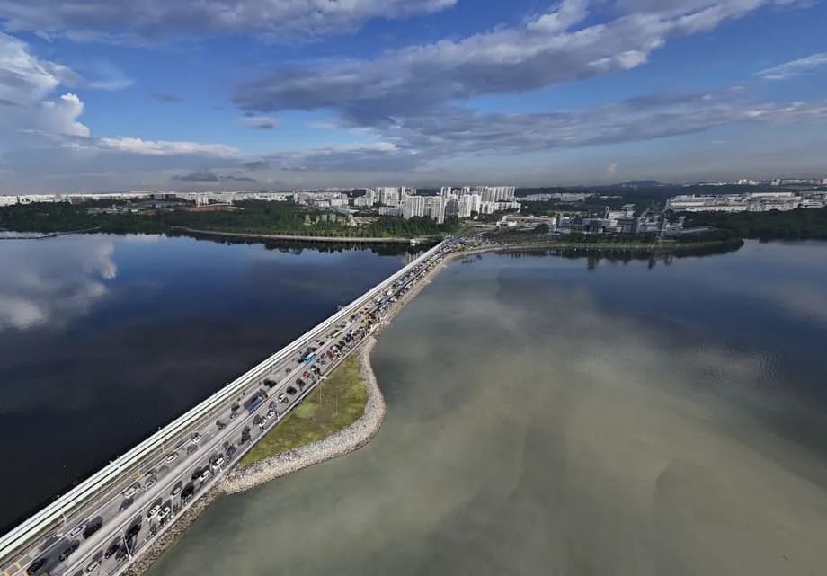 夹在中间：经济格局变化之际，新加坡与马来西亚应对跨境劳工紧张局势