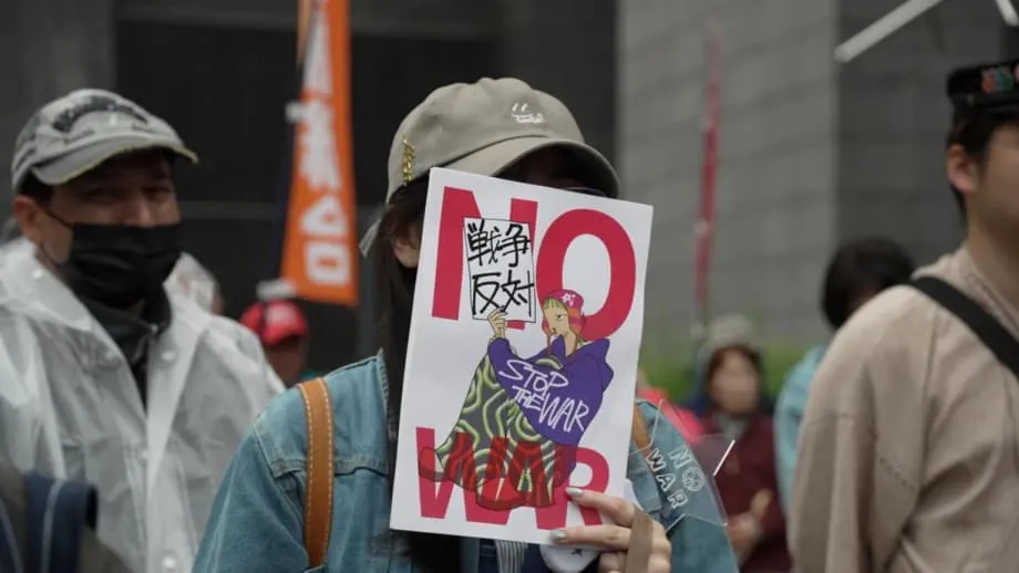 数十年来日本最大规模反战抗议挑战首相的军事扩张野心