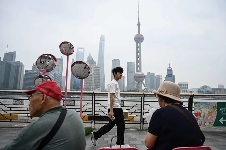 中国人口结构迎来历史性转折：老年人口首次超过儿童
