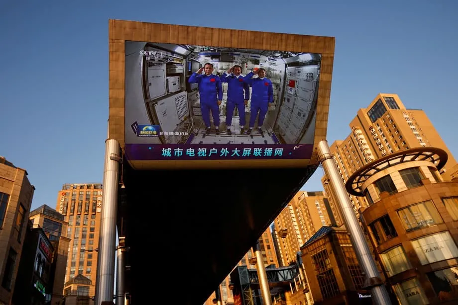 中国与美国竞相争夺月球最有价值的区域
