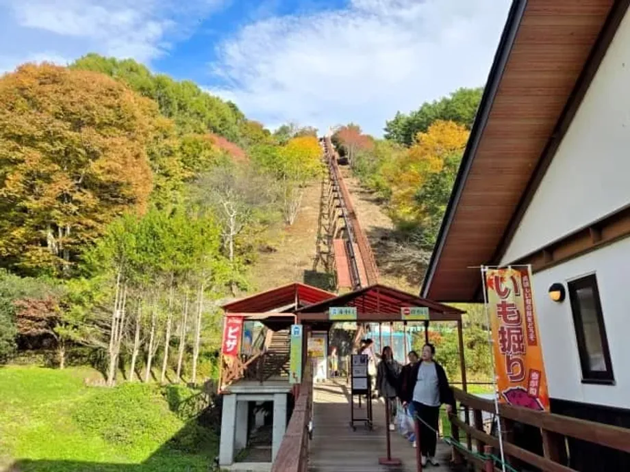 南清里道之驿的隐秘山地缆车载游客前往花园公园