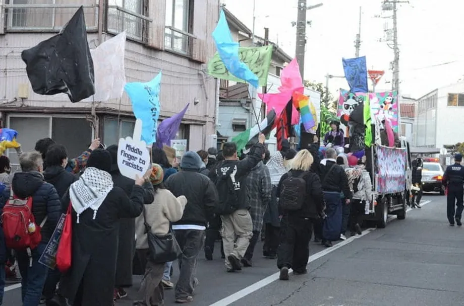 1200人在日本城市举行反仇恨游行，外国居民面临日益加剧的敌意