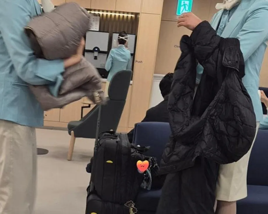 冰冷的现实：韩国空乘为何穿着制服通勤
