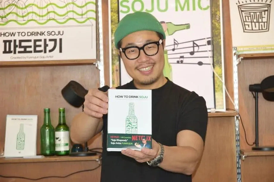 烧酒艺术家Funnyjun向全球读者展现韩国饮酒礼仪