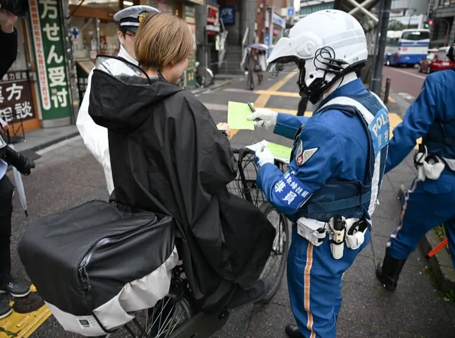 自行车“蓝票”罚款执法力度加大、诈骗频发，日本社会意见分歧