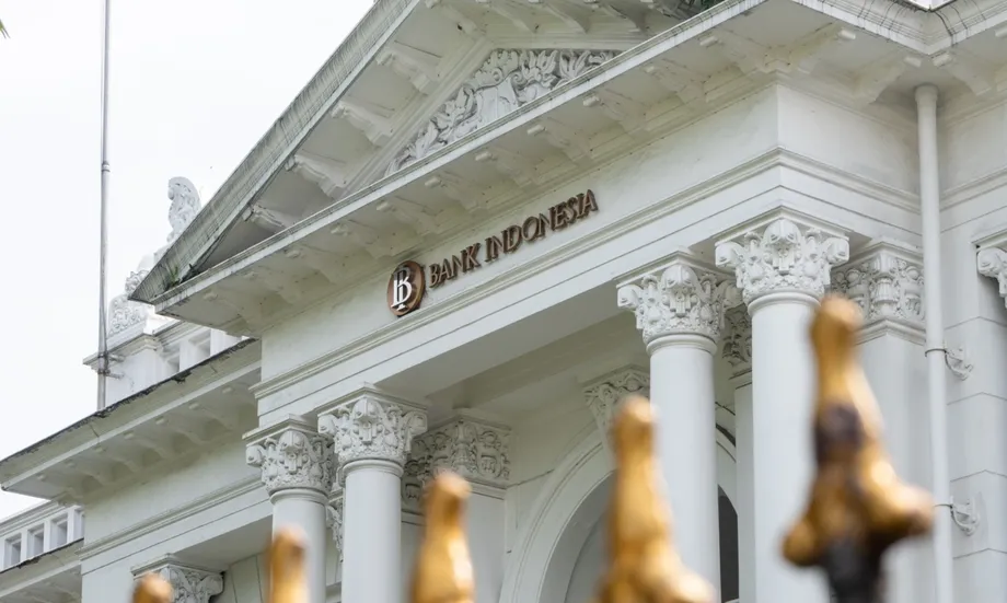 Rupiah Falls Past 18,000 per Dollar as Bank Indonesia Intervenes and Stocks Slide